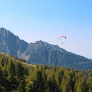 Coba 8 Tempat Terindah di Dunia untuk Skydiving Sekeluarga